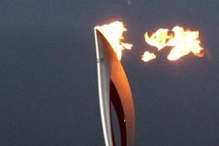 (VIDEO) Jeux olympiques de Sotchi: le bras du porteur de la flamme Piotr Makarchuk prend feu. (VIDEO) Jeux olympiques de Sotchi: le bras du porteur de la flamme Piotr Makarchuk prend feu.